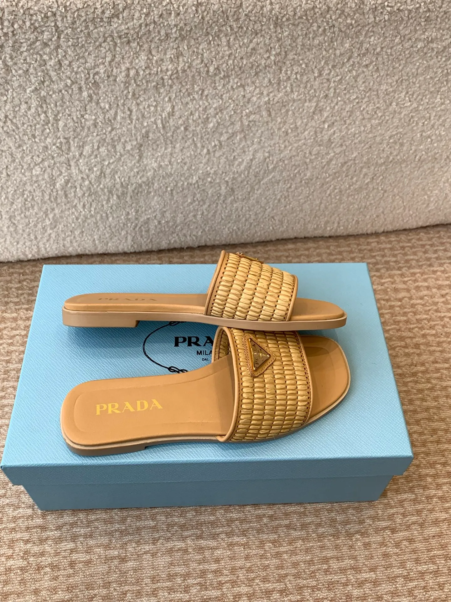 👟👟Ex-factory price 420👟👟 Prada 25ss new spring and summer Prada woven slippers Modern lines and original architectural volumes define these complex charms. The iconic geometric shape of the Prada triangle inspires the heel design, highlighting the taper and soft curves with a unique modern touch.  Upper: original woven upper, lining cowhide, outsole: Italian genuine leather outsole Size: #35-42 (40, 41, 42 customized, non-refundable)